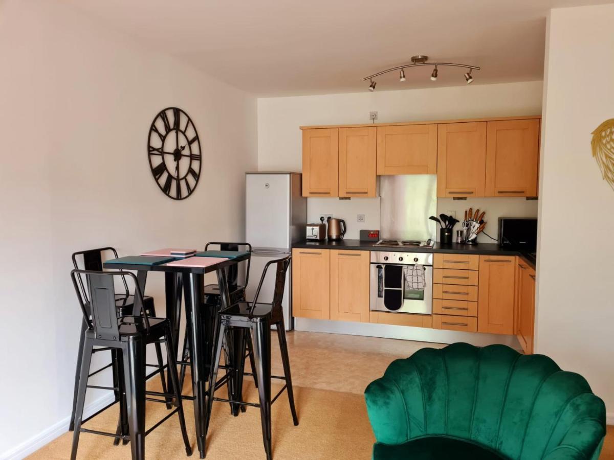 Emerald Blossom-Central Warrington, Luxurious Yet Homely, Wifi, Secure Parking Exterior foto
