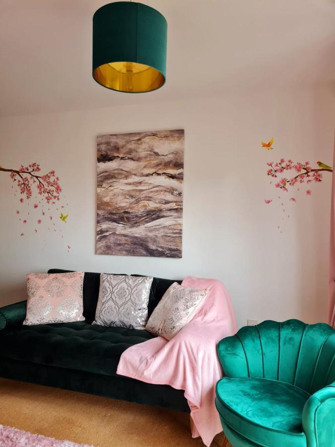 Emerald Blossom-Central Warrington, Luxurious Yet Homely, Wifi, Secure Parking Exterior foto